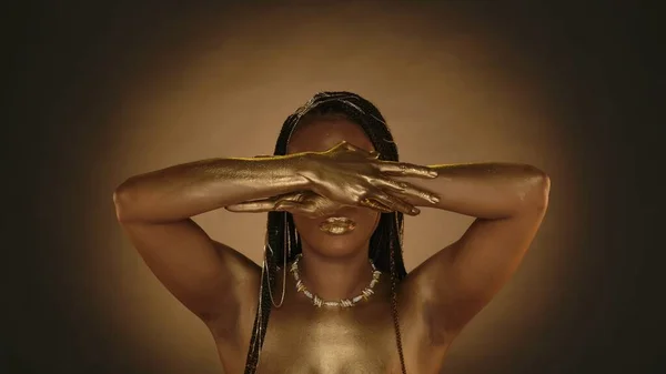 Афроамериканка Демонстрирует Свои Руки Покрытые Золотой Краской Красивая Женщина Творческим — стоковое фото
