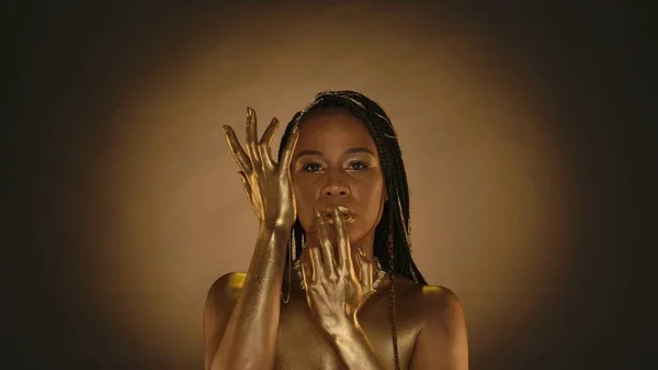 Uma Mulher Afro Americana Demonstra Mãos Cobertas Tinta Dourada Mulher — Fotografia de Stock