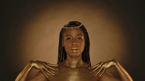 Porträtt Seminude Afroamerikansk Kvinna Stil Med Kleopatra Studion Brun Bakgrund — Stockfoto