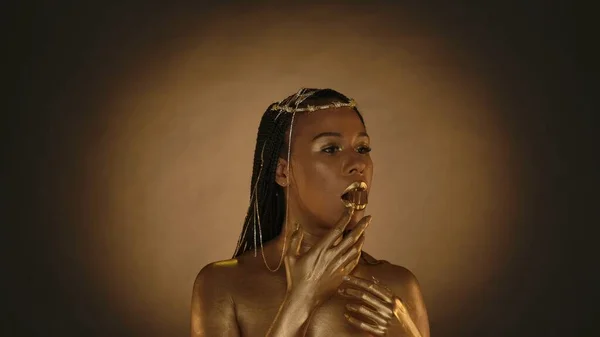 Kleopatra Tarzı Afro Amerikalı Kadın Kahverengi Arka Planda Dairesel Işıkla — Stok fotoğraf