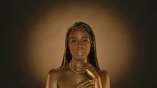 Muotokuva Afroamerikkalaisesta Naisesta Jolla Kultaisia Kyynelpisaroita Kasvoillaan Seminude Nainen Kultainen — kuvapankkivalokuva