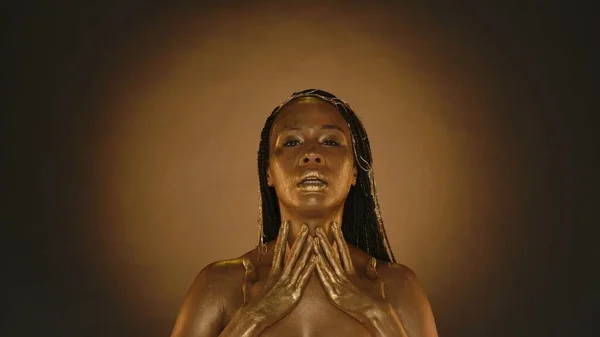 Porträtt Afroamerikansk Kvinna Med Gyllene Hud Studio Brun Bakgrund Med — Stockfoto