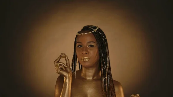 Retrato Uma Mulher Afro Americana Estilo Cleópatra Sobre Fundo Castanho — Fotografia de Stock