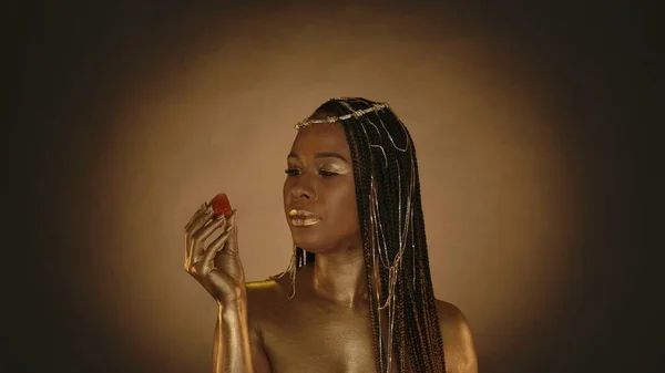 Afrikansk Amerikansk Kvinne Cleopatra Stil Studio Brun Bakgrunn Med Sirkulært – stockfoto