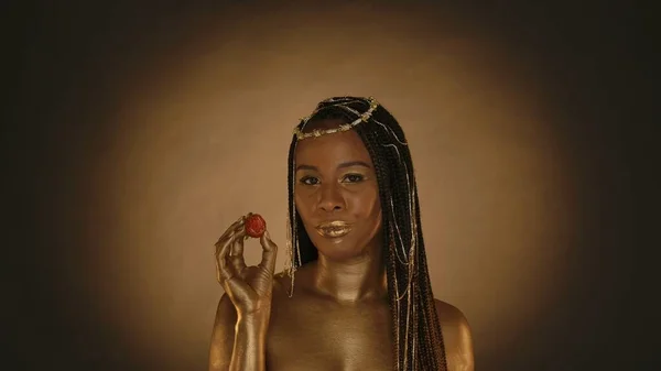Afroamerikansk Kvinna Kleopatra Stil Studion Brun Bakgrund Med Cirkulärt Ljus — Stockfoto