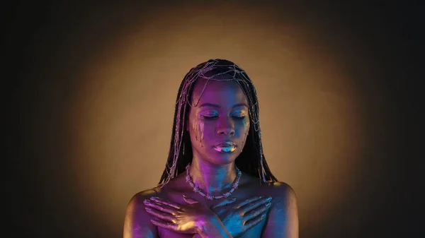 Porträtt Kvinna Med Gyllene Droppar Tårar Rosa Neonljus Afrikansk Amerikansk — Stockfoto