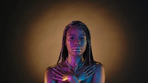 Porträtt Kvinna Med Gyllene Droppar Tårar Rosa Neonljus Afrikansk Amerikansk — Stockfoto