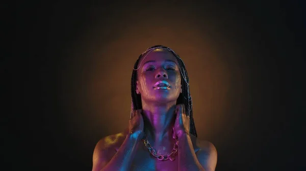 Afro Amerikalı Bir Kadın Boynuna Pembe Neon Işıkta Sıvı Altın — Stok fotoğraf