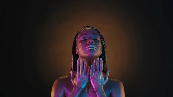Afroamerikansk Kvinna Rör Vid Halsen Och Gnider Guldfärg Mot Huden — Stockfoto