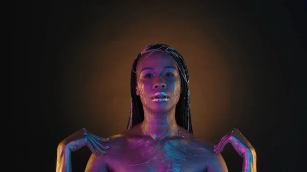 Yüzünde Pembe Neon Işıkta Altın Gözyaşı Damlaları Olan Bir Kadının — Stok fotoğraf