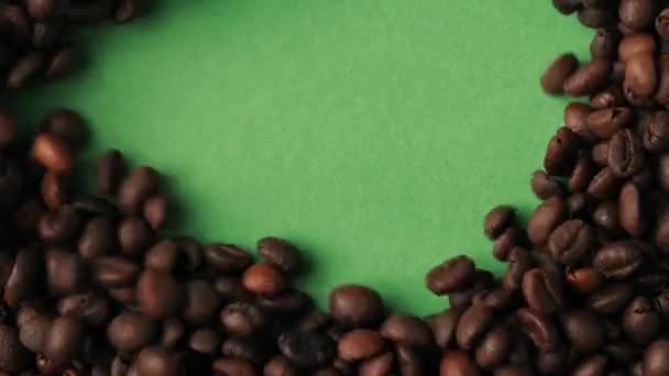 Närbild Skott Många Rostade Kaffebönor Grön Bakgrund Blåses Utrymme För — Stockvideo