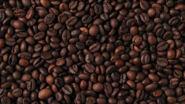 Primer Plano Muchos Granos Café Tostados Sobre Fondo Verde Que — Vídeo de stock