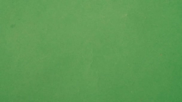Zbliżenie Ujęcia Wielu Kolorowych Spirali Makaronu Wypełnia Ramkę Zielonym Tle — Wideo stockowe