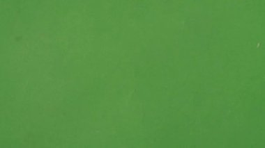 Pek çok sarı kuru mısır tohumunun yakın çekimi yeşil arkaplandaki çerçeveyi doldurur. Reklam nesnesi yerleştirmek için boşluk. Yaratıcı soyut kavram. Krom Anahtar.