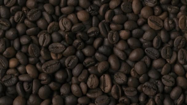 Primer Plano Granos Café Tostados Que Yacen Sobre Fondo Verde — Vídeos de Stock