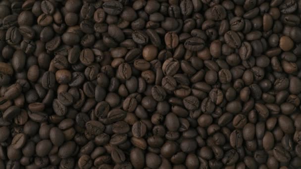 Yeşil Arka Planda Pek Çok Kavrulmuş Kahve Çekirdeğinin Yakın Planda — Stok video