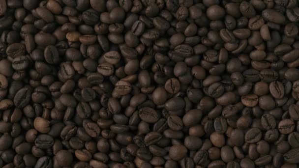 Yaratıcı Soyut Kavram Yeşil Arka Plandaki Kavrulmuş Kahve Çekirdeklerini Çıkartırken — Stok video