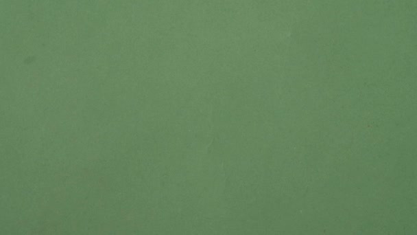 Zbliżenie Ujęcia Wielu Kolorowych Spirali Makaronu Wypełnia Ramkę Zielonym Tle — Wideo stockowe
