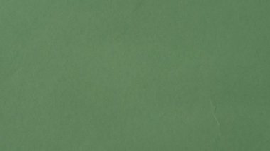 Yaratıcı soyut kavram. Yeşil arkaplana düşen kahve çekirdeklerini yakından çek. Reklam nesnesi ya da metin eklemek için boşluk. Ağır çekim. HDR BT2020 HLG Malzemesi.