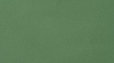 Yaratıcı soyut kavram. Yakından aromatik kavrulmuş kahve çekirdekleri düşüyor ve yukarıdan yeşil arka planda. Reklam nesnesi ya da metin eklemek için boşluk. Ağır çekim. HDR BT2020 HLG