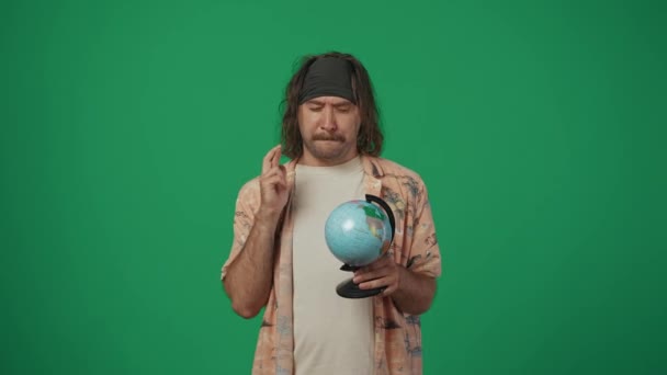 창조적인 배경에 우연한 남자는 손가락으로 지구를 국가를 티켓과 가방과 미소를 — 비디오