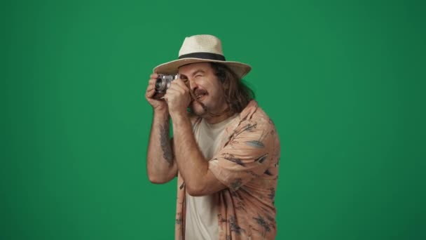 창조적인 배경에 카메라를 캐주얼 모자와 놀라운 얼굴과 명소의 사진을 여행자 — 비디오