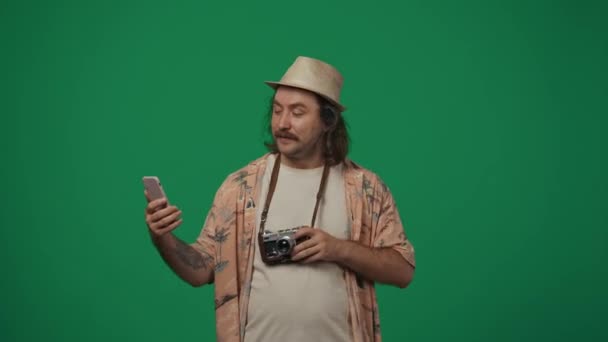 Concepto Creativo Publicidad Itinerante Hombre Con Ropa Casual Sombrero Paja — Vídeos de Stock