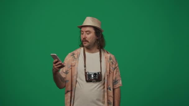 창조적인 캐주얼 남자와 스마트 폰에서 셀카를 전화에 사진을 오래된 카메라와 — 비디오