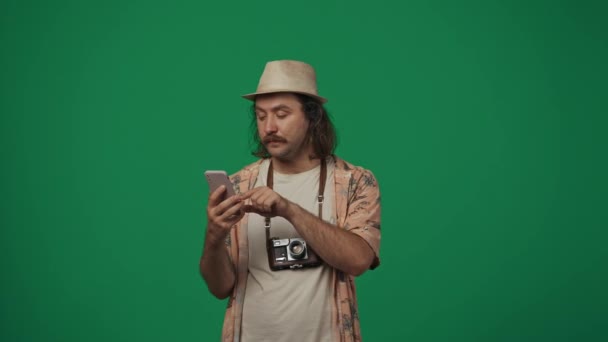 Cestování Reklama Kreativní Koncept Muž Neformálním Oblečení Slamáku Starou Filmovou — Stock video