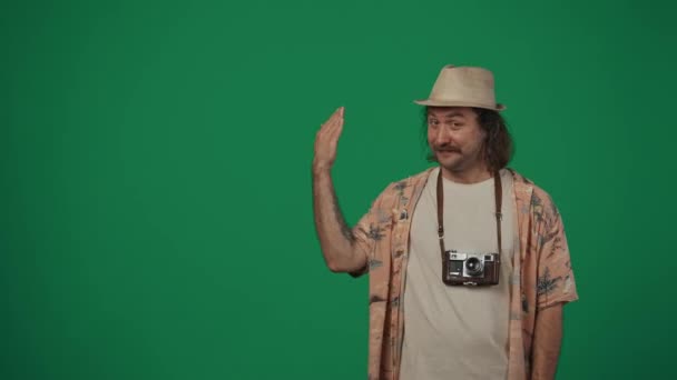창조적인 캐주얼 남자와 손으로 영역을 보여주는 카메라와 대상체 텍스트를 삽입할 — 비디오