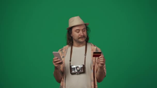 Reisewerbung Kreatives Konzept Mann Freizeitkleidung Und Strohhut Mit Alter Filmkamera — Stockvideo