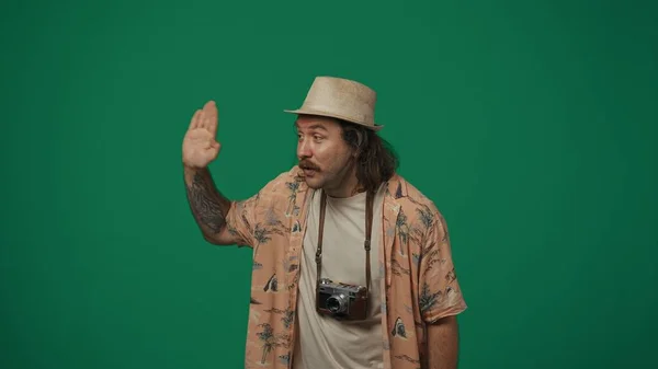 Reisekreatives Konzept Ein Mann Freizeitkleidung Und Strohhut Mit Alter Filmkamera — Stockfoto