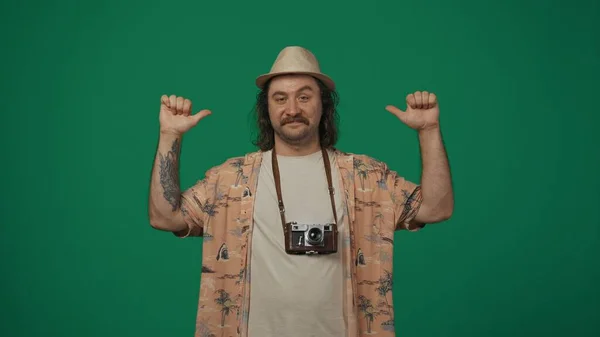 Reisekreatives Konzept Mann Freizeitkleidung Und Strohhut Mit Alter Filmkamera Die — Stockfoto
