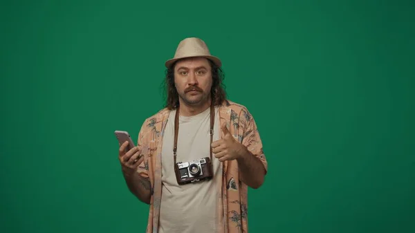 Reisekreatives Konzept Mann Lässiger Kleidung Und Strohhut Mit Alter Filmkamera — Stockfoto
