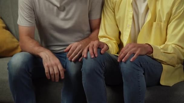 Närbild Ett Homosexuellt Par Männen Sitter Soffan Man Försöker Lugnt — Stockvideo