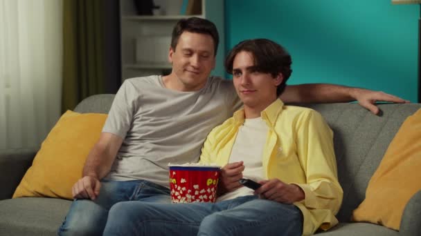 Videó Egy Homoszexuális Párról Ülnek Kanapén Együtt Tévéznek Popcornt Esznek — Stock videók