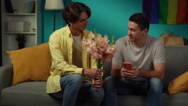 自宅で同性愛者のカップルのビデオ フラワーブーケを手にフレームに入り パートナーに褒め言葉 暖かい言葉を贈ります Lgbt 教育コンテンツ — ストック動画