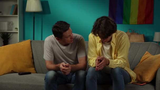 Video Una Pareja Homosexual Sentada Sofá Cuando Repente Uno Ellos — Vídeo de stock