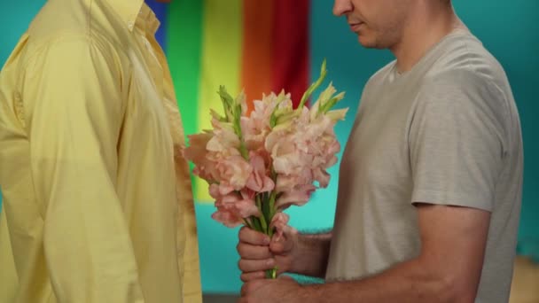 동성애 커플의 동영상 그들의 꽃다발과 기대고 Lgbt 자부심 — 비디오