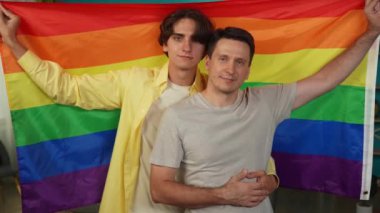 Eşcinsel, biseksüel, panseksüel, transgener bir çiftin kameraya bakıp kendilerini LGBT bayrağına sararak aşkı, eşitliği, özgürlüğü teşvik ettiği orta boy bir video. Eğitim içeriği, gurur.