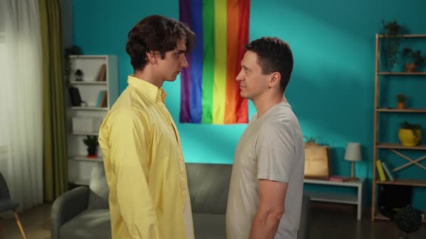 Średni Filmik Homoseksualnej Pary Stojącej Przed Sobą Przytulającej Się Czule — Wideo stockowe