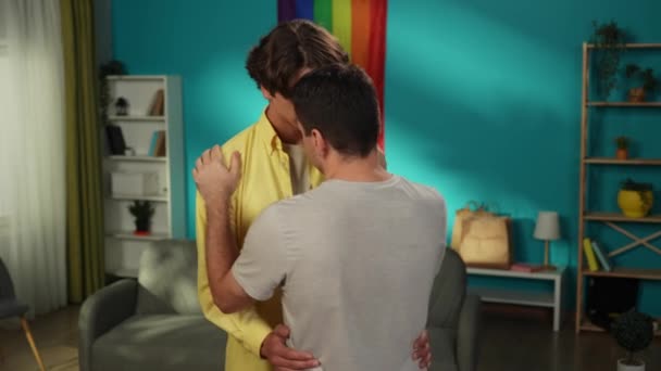 동성애 커플의 비디오는 천천히 서로를 붙잡고 부드럽고 따뜻한 눈으로 서로를 — 비디오