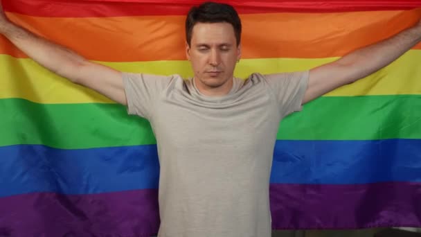 同性愛者 バイセクシャル パノラル トランスジェンダーの人々がカメラを見て 自由を奨励するためにLgbtの旗に身を包む中型ビデオ 教育内容 プライド — ストック動画