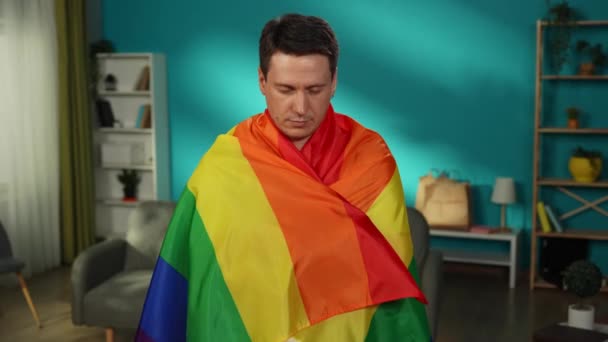 同性愛者 バイセクシャル パノラル トランスジェンダーの人物のミディアムビデオは カメラを見て 自由を奨励するためにLgbtの旗に包まれました 教育内容 プライド — ストック動画