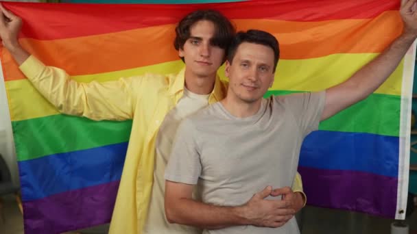 Střední Video Homosexuálního Bisexuálního Pansexuálního Transgenerového Páru Který Dívá Kamery — Stock video
