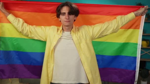Vídeo Mediano Una Persona Homosexual Bisexual Pansexual Transgénero Mirando Cámara — Vídeos de Stock