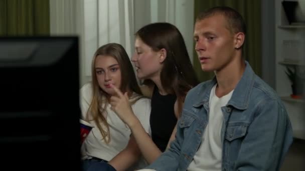 Grupo Adolescentes Jovens Amigos Sentados Sofá Assistindo Filme Eles Estão — Vídeo de Stock