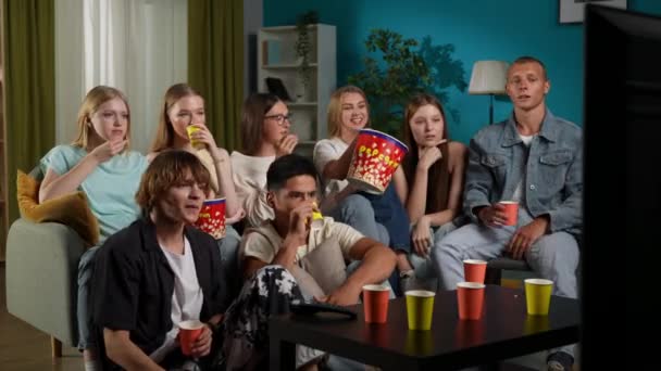 Grupo Adolescentes Jovens Amigos Sentados Sofá Assistindo Filme Terror Série — Vídeo de Stock
