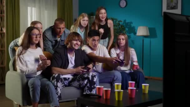 Groupe Adolescents Jeunes Amis Assis Debout Autour Télévision Applaudissant Encourageant — Video