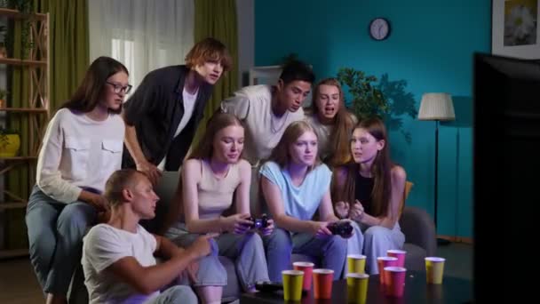 Grupo Adolescentes Jovens Amigos Sentados Torno Aplaudindo Incentivando Duas Meninas — Vídeo de Stock